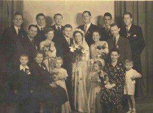 svatba - vedle nevěsty je sestra Anna, pod ní maminka