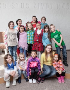 Valča s dětmi ve sboru