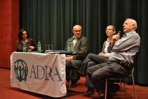 Besedav Praze po předpremiéře filmu Nic nás nerozdělí. Zleva Michaela Kupková (Charita ČR), Jan Bárta (ADRA), Karolína Emanuelová (bývalá projektová manažerka ADRA), Vítězslav Vurst (bývalý předseda Nadace ADRA)