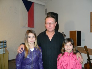 Zleva: Lenka Ročkárová a Valerie Kováčová se zpěvákem Romanem Dragounem Zleva: Lenka Ročkárová a Valerie Kováčová se zpěvákem Romanem Dragounem